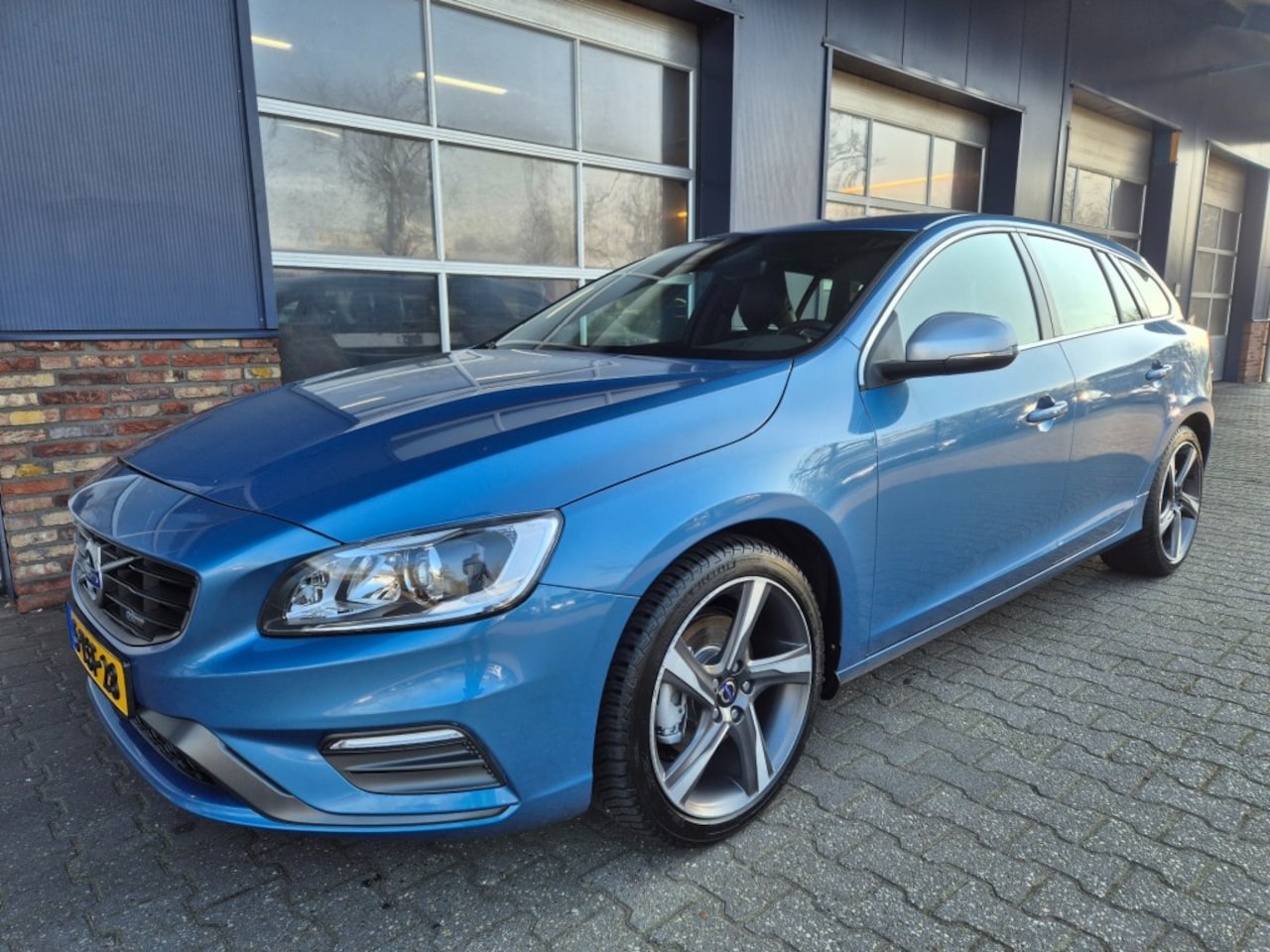 Volvo V60 - 1.6 T3 R-Design 1.6 T3 R-DESIGN, Camera, Trekhaak, Carplay, ALL IN Prijs! - AutoWereld.nl