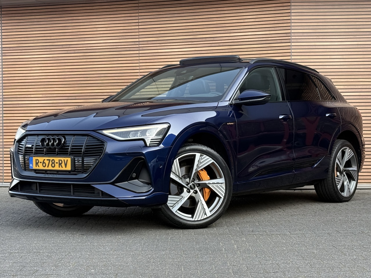 Audi e-tron - 55 quattro S edition 95 kWh Leer / Panoramadak / SOH 92% / 2x Laadpunt / Luchtvering - AutoWereld.nl