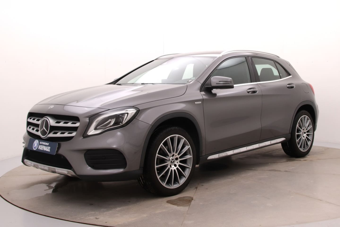 Mercedes-Benz GLA-Klasse - 200 Premium Automaat | Adaptive Cruise Control | Camera | Stoelverwarming | Lederen Bekled - AutoWereld.nl