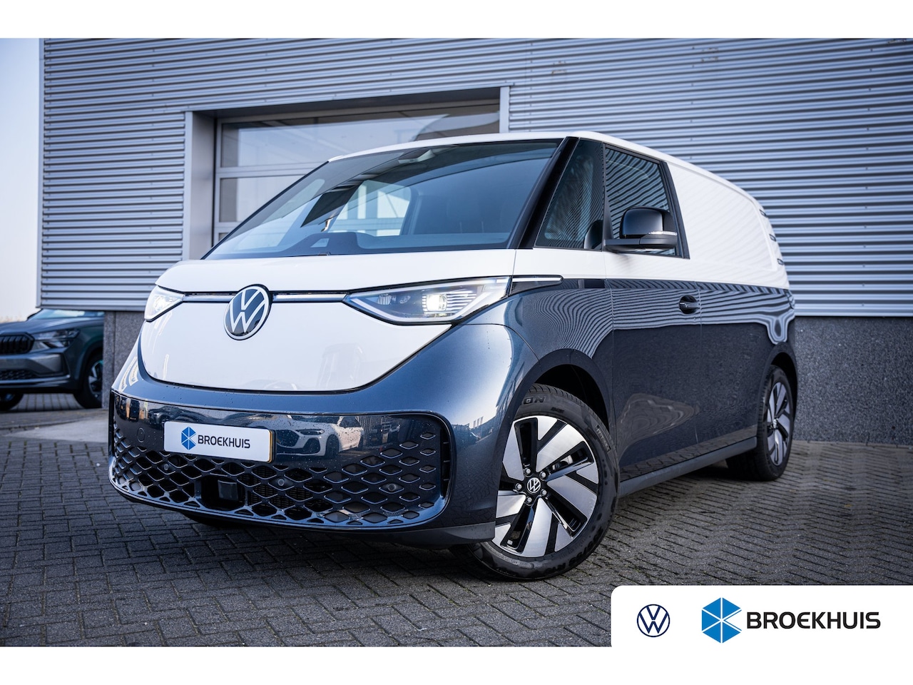 Volkswagen ID. Buzz Cargo - Anniversary Edition 79 kWh TREKHAAK - TWO TONE - IQ LIGHT - AutoWereld.nl
