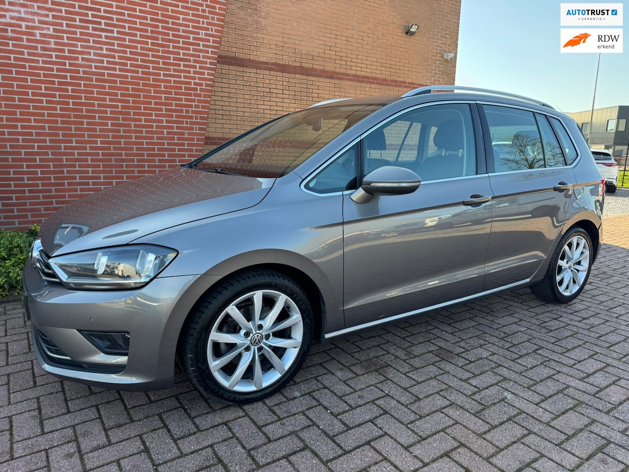 Volkswagen Golf Sportsvan - 2.0 TDI Highline AUTOMAAT/PDC/NAVIGATIE/CAMERA/ELEC - AutoWereld.nl