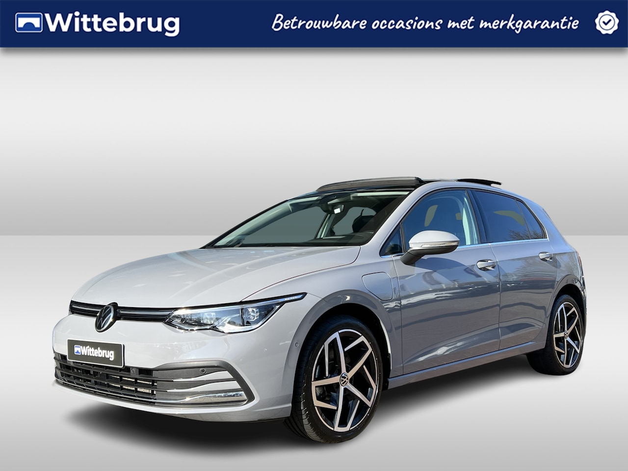 Volkswagen Golf - 1.4 eHybrid Style / Panorama dak / Trekhaak / IQ-Led / 18'' LMV - AutoWereld.nl