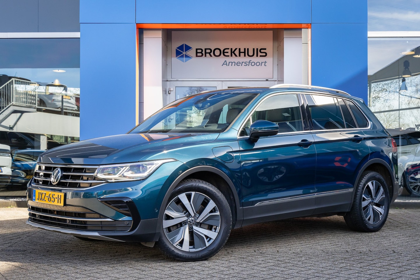 Volkswagen Tiguan - 1.4 TSI eHybrid PHEV Elegance | Trekhaak/1800kg | Camera | Leder | Matrix led | Adap crusi - AutoWereld.nl