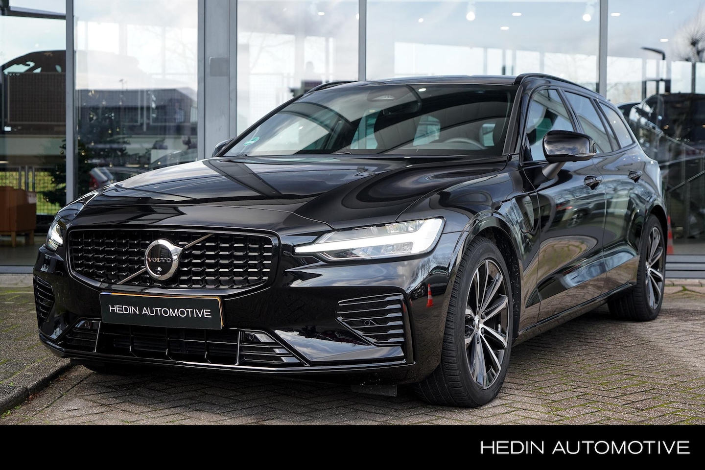 Volvo V60 - 2.0 T6 Plug-in hybrid AWD Plus Dark | 2.000 kg trekgewicht | Lederen bekleding | Sportstoe - AutoWereld.nl