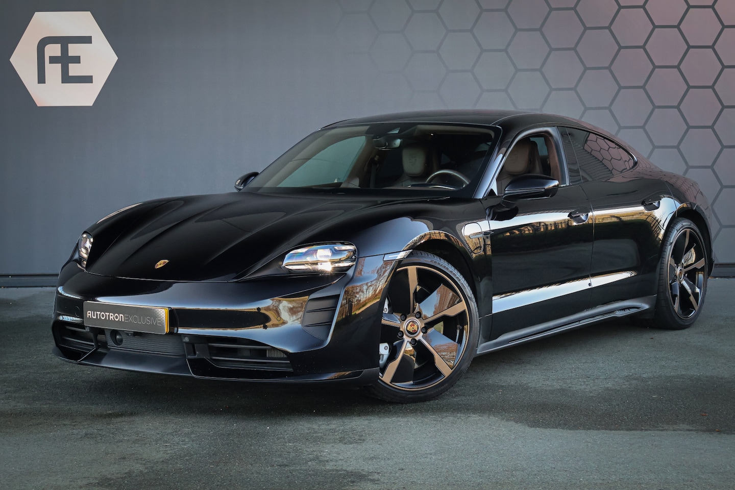 Porsche Taycan - Turbo 93 kWh | PASSENGER DISPLAY | ADAPTIVE CRUISE | STOELVERWAMING & VERKOELING | 360 CAM - AutoWereld.nl