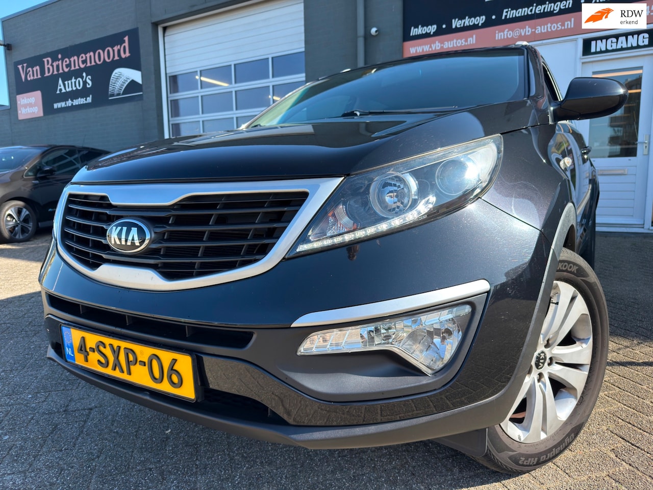 Kia Sportage - 1.6 GDI Vibe met parkeersensoren en trekhaak en bluetooth telefoon en navigatie en airco e - AutoWereld.nl