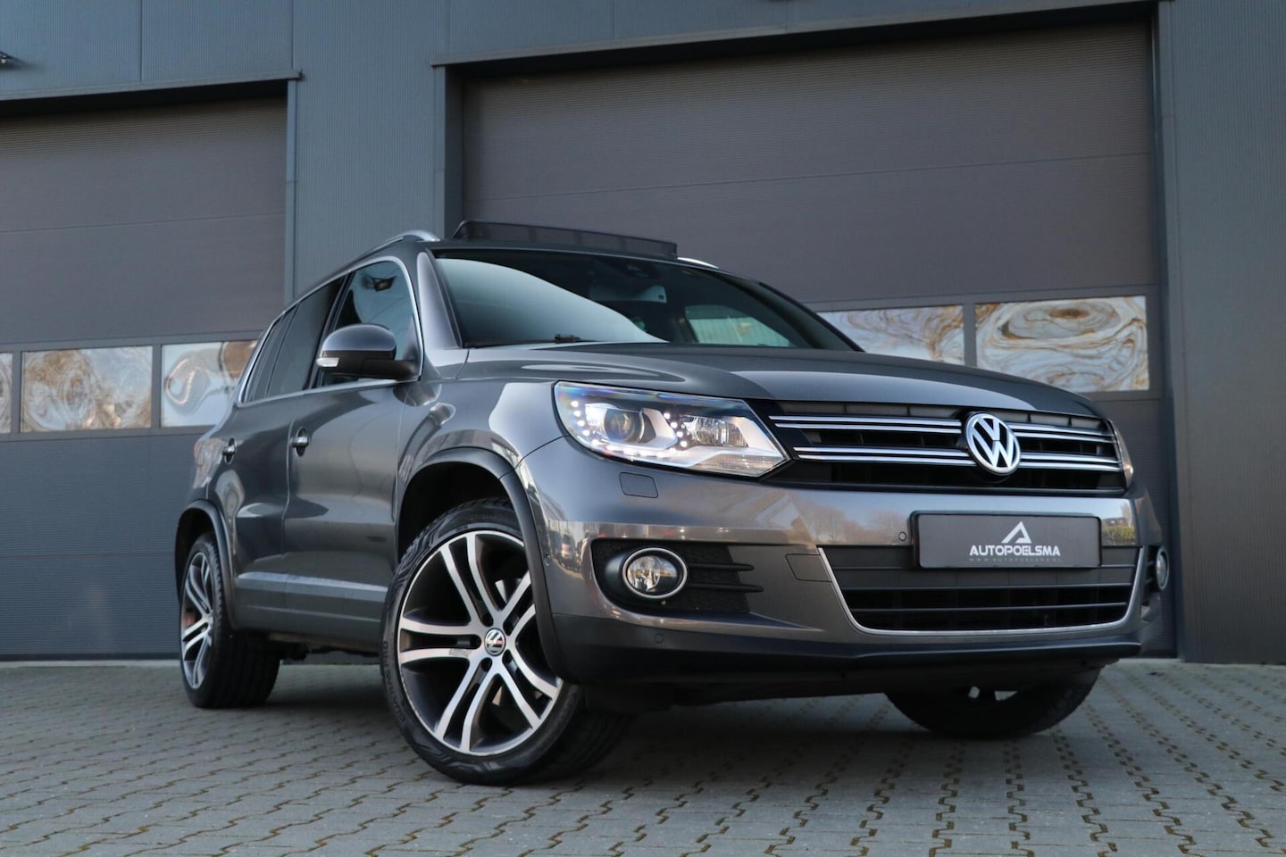 Volkswagen Tiguan - 1.4 TSI R-Line Edition Panorama dak Trekhaak Led PDC 160PK 190000KM - AutoWereld.nl