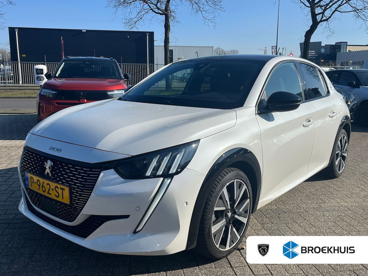 Peugeot 208 - 1.2 PureTech GT | Navi | Camera | Trekhaak | All season | Cruise control | LMV 17"| PDC V+ - AutoWereld.nl