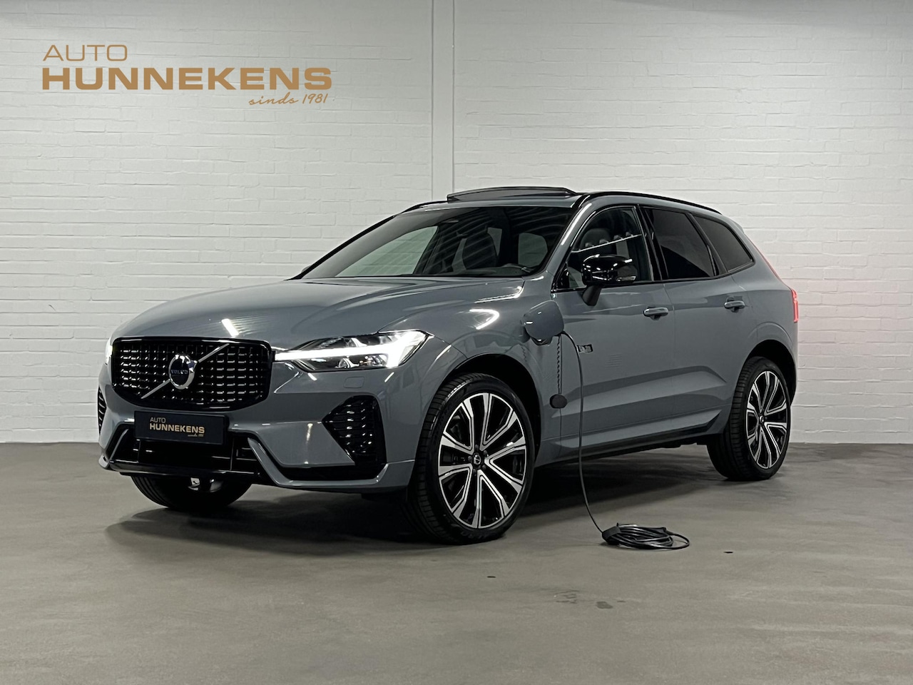 Volvo XC60 - 2.0 T6 Plug-in hybrid AWD R-Design Open dak | Adapt. Cruise | Memory | Stuur-/stoelverwarm - AutoWereld.nl