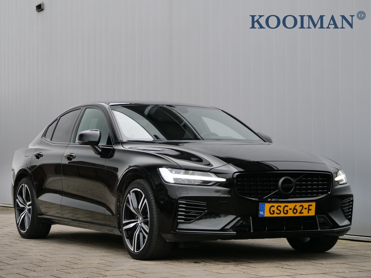 Volvo S60 - 2.0 Recharge T8 AWD R-Design 390 Pk Automaat Navigatie / DAB / Apple Carplay / Camera - AutoWereld.nl