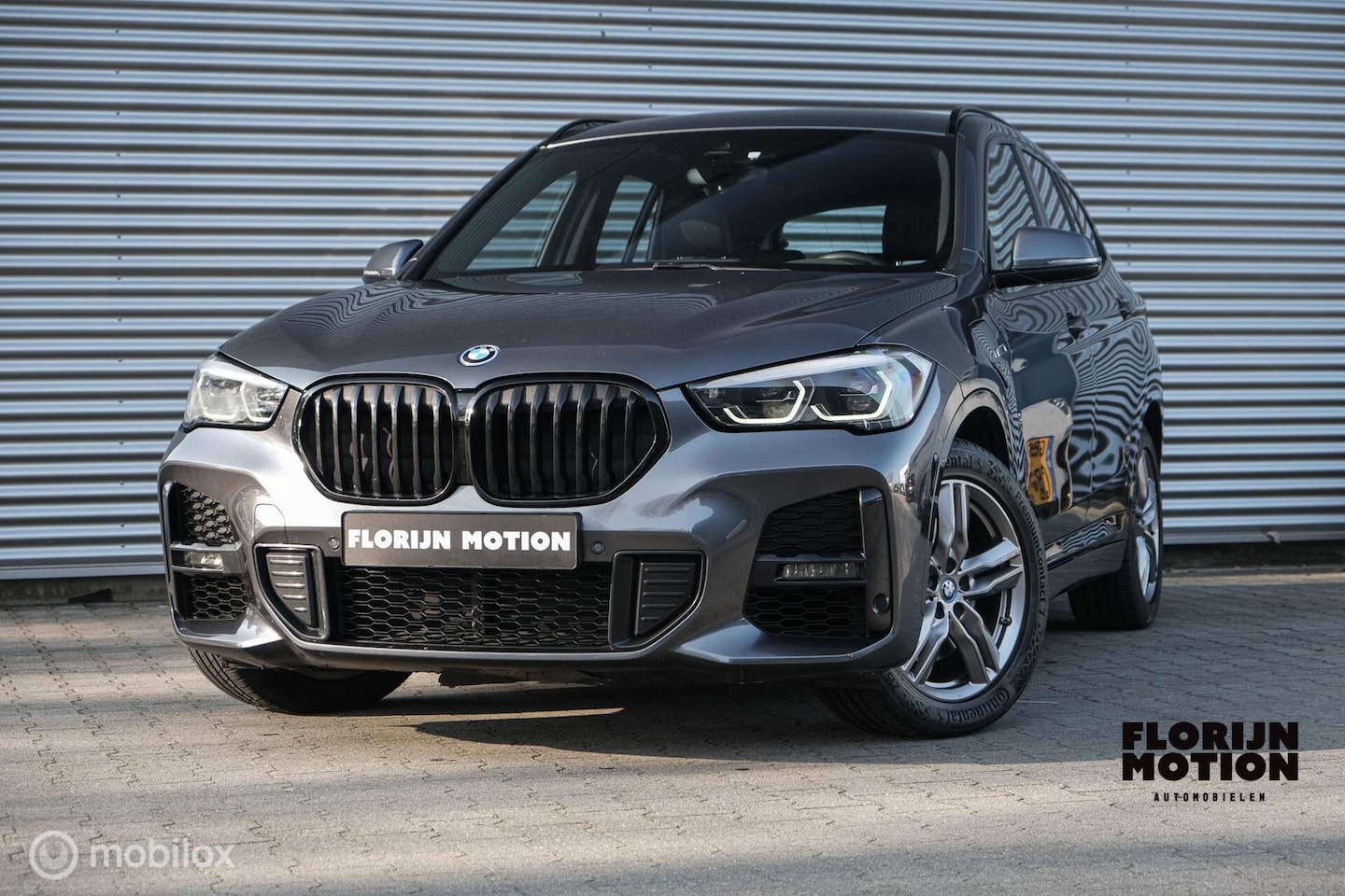 BMW X1 - xDrive25e High Executive | M-Sport | LED | HUD | Trekhaak | PHEV | Miniral Grau | Stoelver - AutoWereld.nl