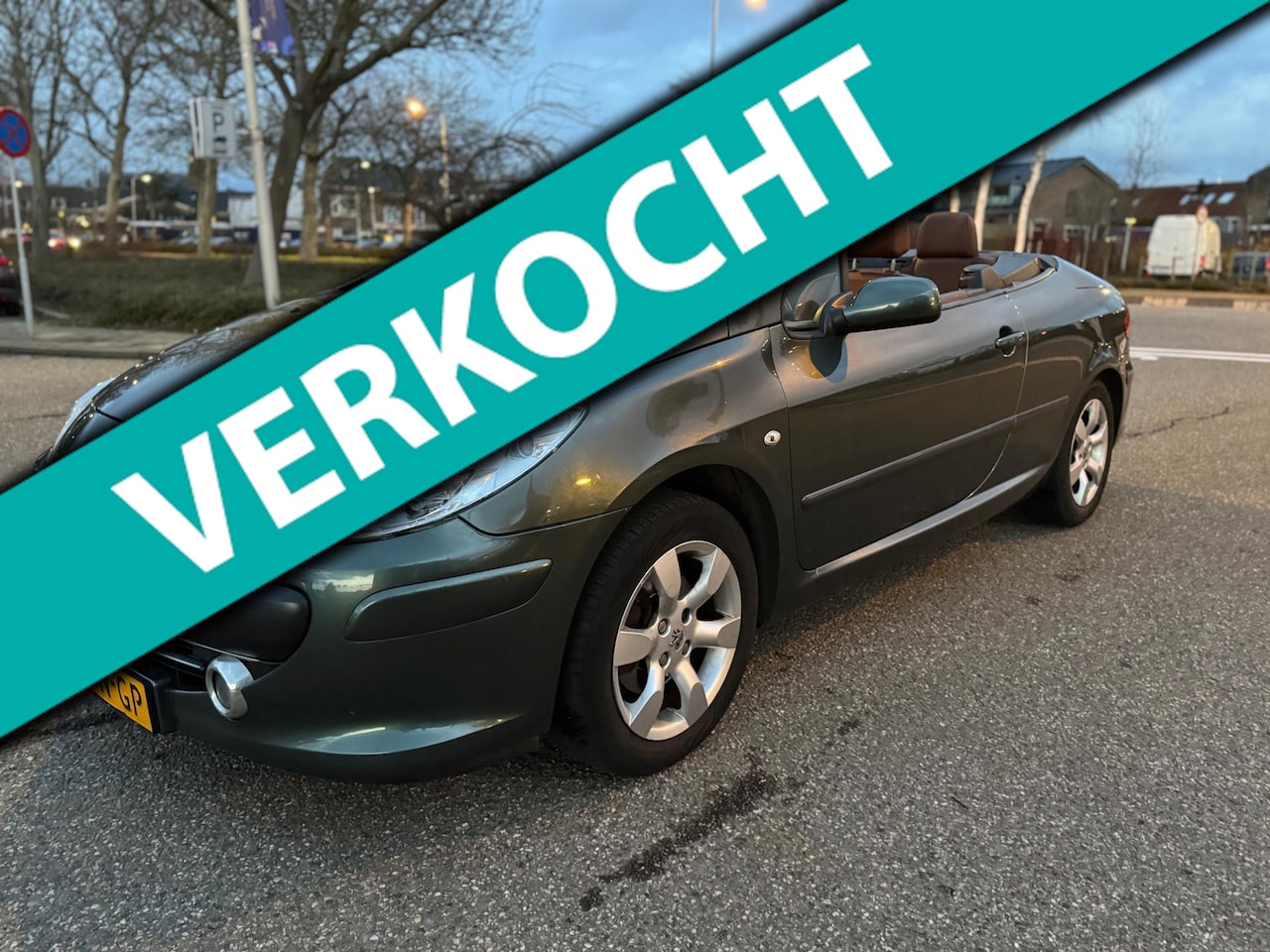 Peugeot 307 CC - 2.0-16V / airco / cruise.control / leder / pdc / lmv / trekhaak / nap... - AutoWereld.nl