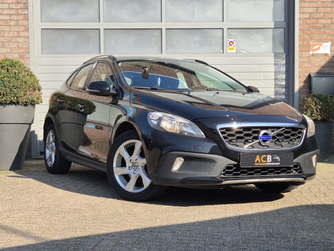 Volvo V40 Cross Country - 1.6 T4 Momentum 1.6 T4 180 pk Momentum, NAP, TREKHAAK, - AutoWereld.nl