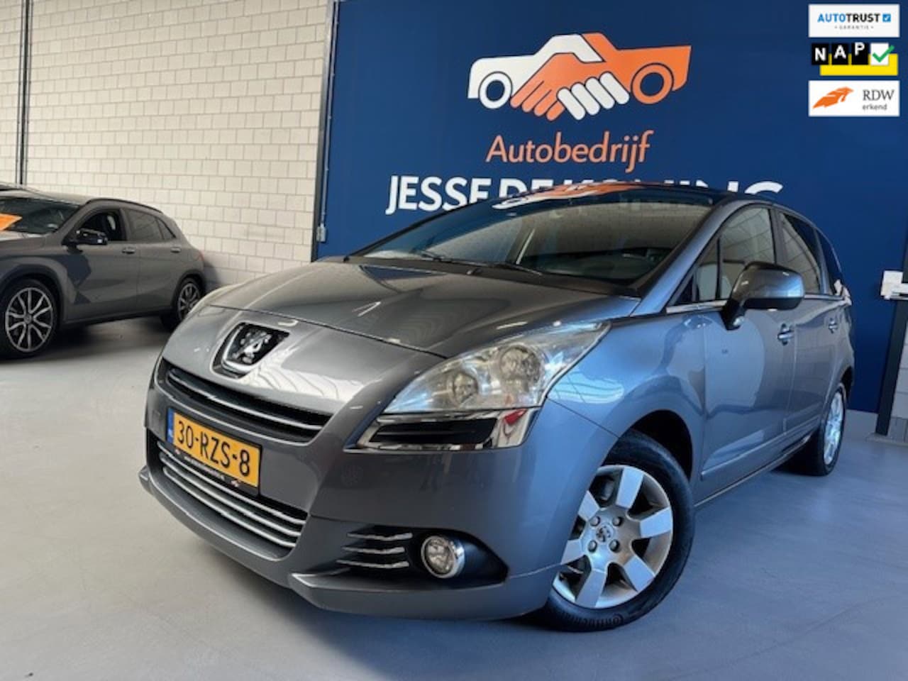 Peugeot 5008 - 1.6 THP Family 7persoons / bj.2011 / panoramadak / trekhaak / climate / cruise/ NAP met 17 - AutoWereld.nl