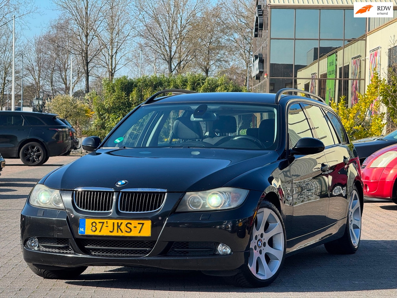 BMW 3-serie Touring - 320d High Executive | Leder/stof sportstoelen | 18 inch | Xenon | Grootscherm | Parkeersen - AutoWereld.nl