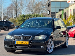 BMW 3-serie Touring - 320d High Executive | Leder/stof sportstoelen | 18 inch | Xenon | Grootscherm | Parkeersen