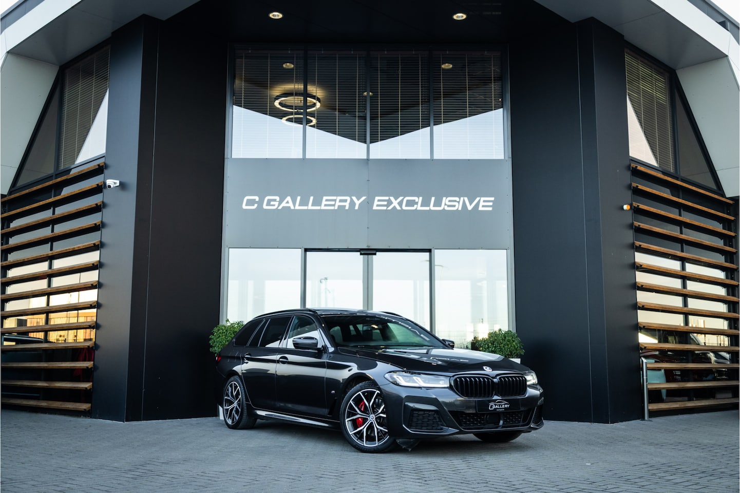 BMW 5-serie Touring - 530e Business Edition Plus - M Sport | Panorama | Elek. Trekhaak | Stoelverwarming - AutoWereld.nl