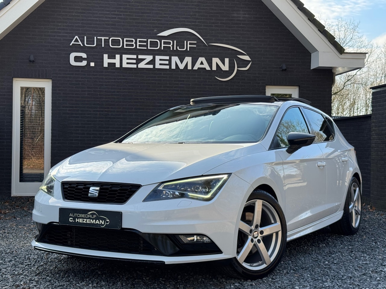 SEAT Leon - 1.8 TSI FR Performance PANORAMADAK LED XENON LEDER ALCANTARA CAMERA - AutoWereld.nl