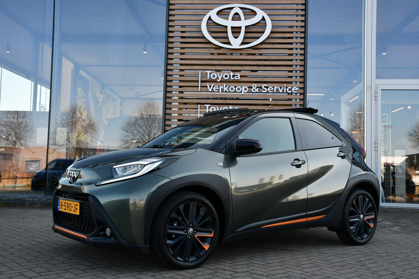 Toyota Aygo X - 1.0 VVT-i S-CVT Limited Automaat 73pk | Elektrisch vouwdak | Parkeersensor voor en achter - AutoWereld.nl