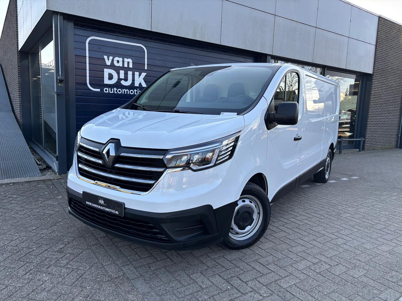 Renault Trafic - T30 L2H1 150PK AUTOMAAT LED AIRCO CRUISE CONTROL CAMERA NAVIGATIE CARPLAY - AutoWereld.nl