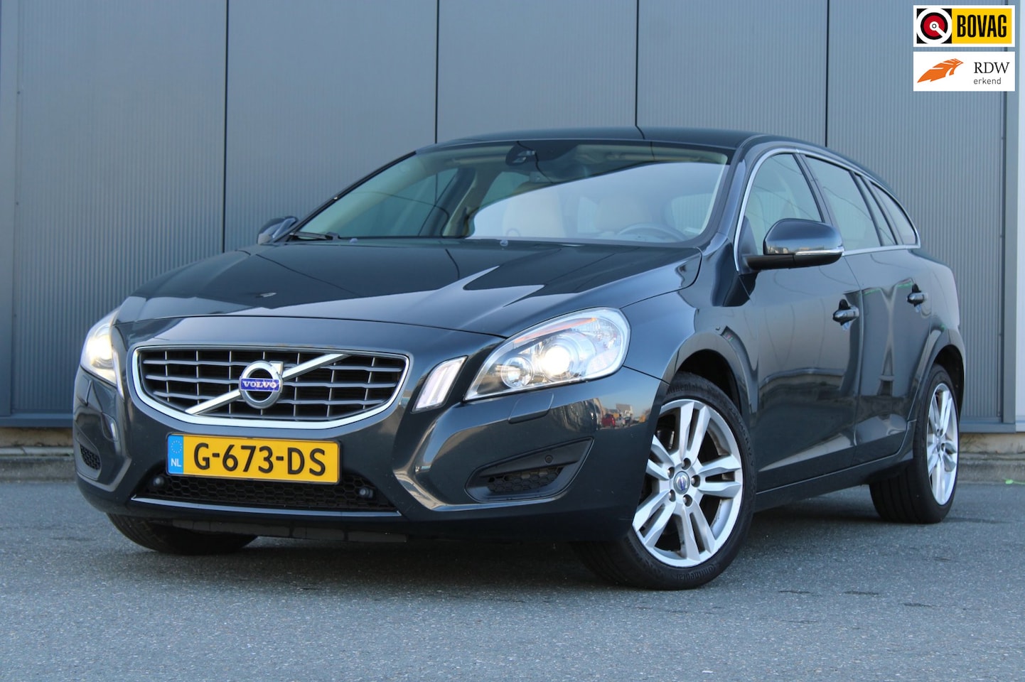 Volvo V60 - 1.6 T3 Summum 1.6 T3 Summum, Automaat, Leder, Trekhaak, Parkeersensoren, Cruise Control - AutoWereld.nl