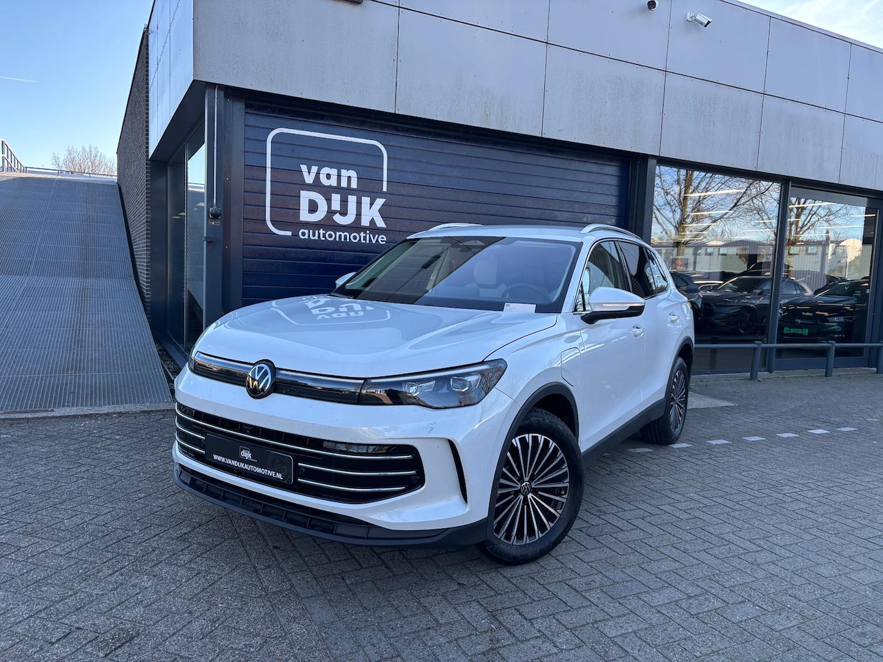 Volkswagen Tiguan - 1.5 eHybrid Life Edition DSG 110 kw Elegance Harman Kardon 360 Camera Lederen bekleding He - AutoWereld.nl