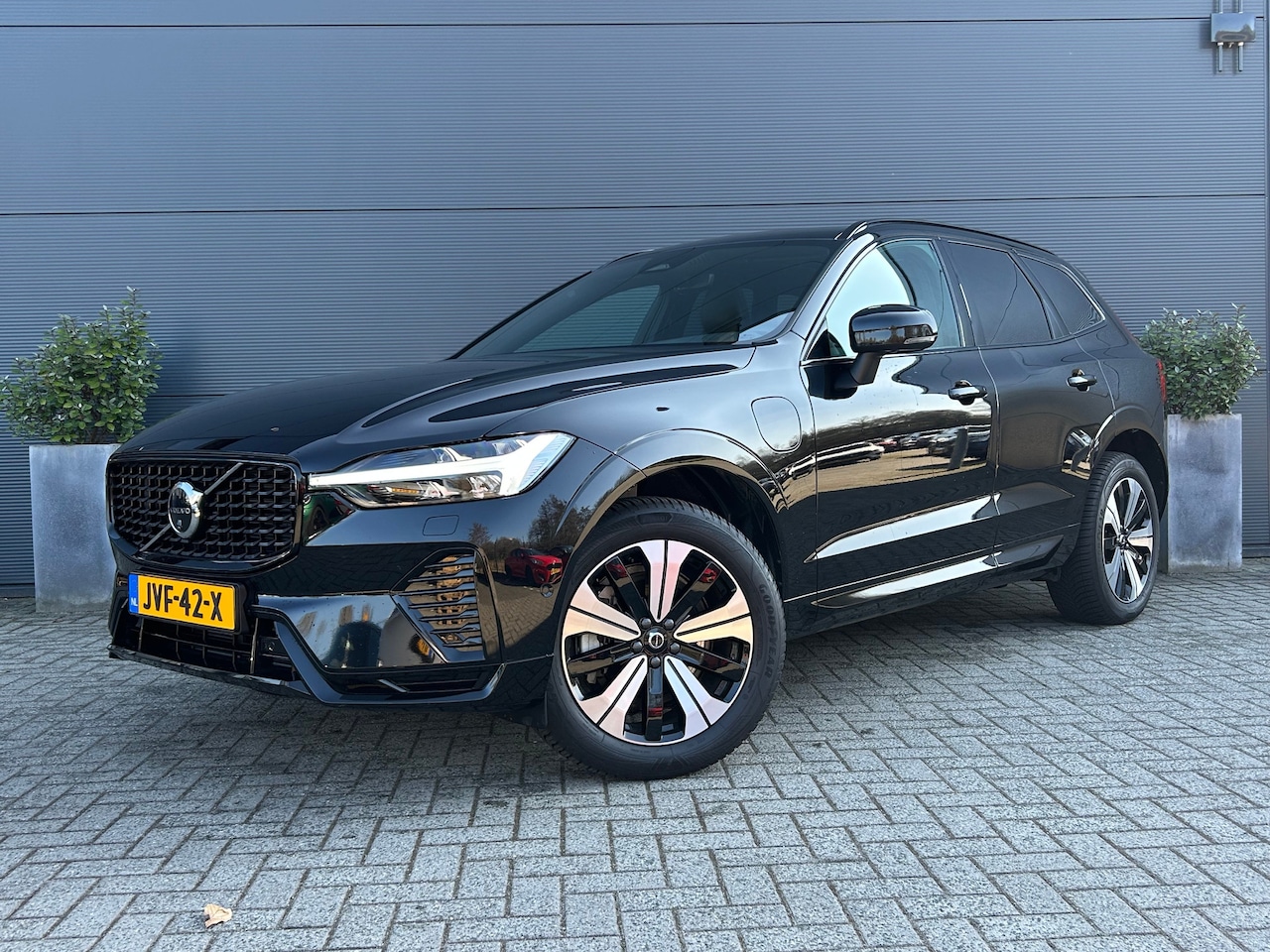 Volvo XC60 - T6 Plus Dark Recharge Plug-In Hybrid AWD | Pano | Memory | 360 camera | Verwarmde voorruit - AutoWereld.nl