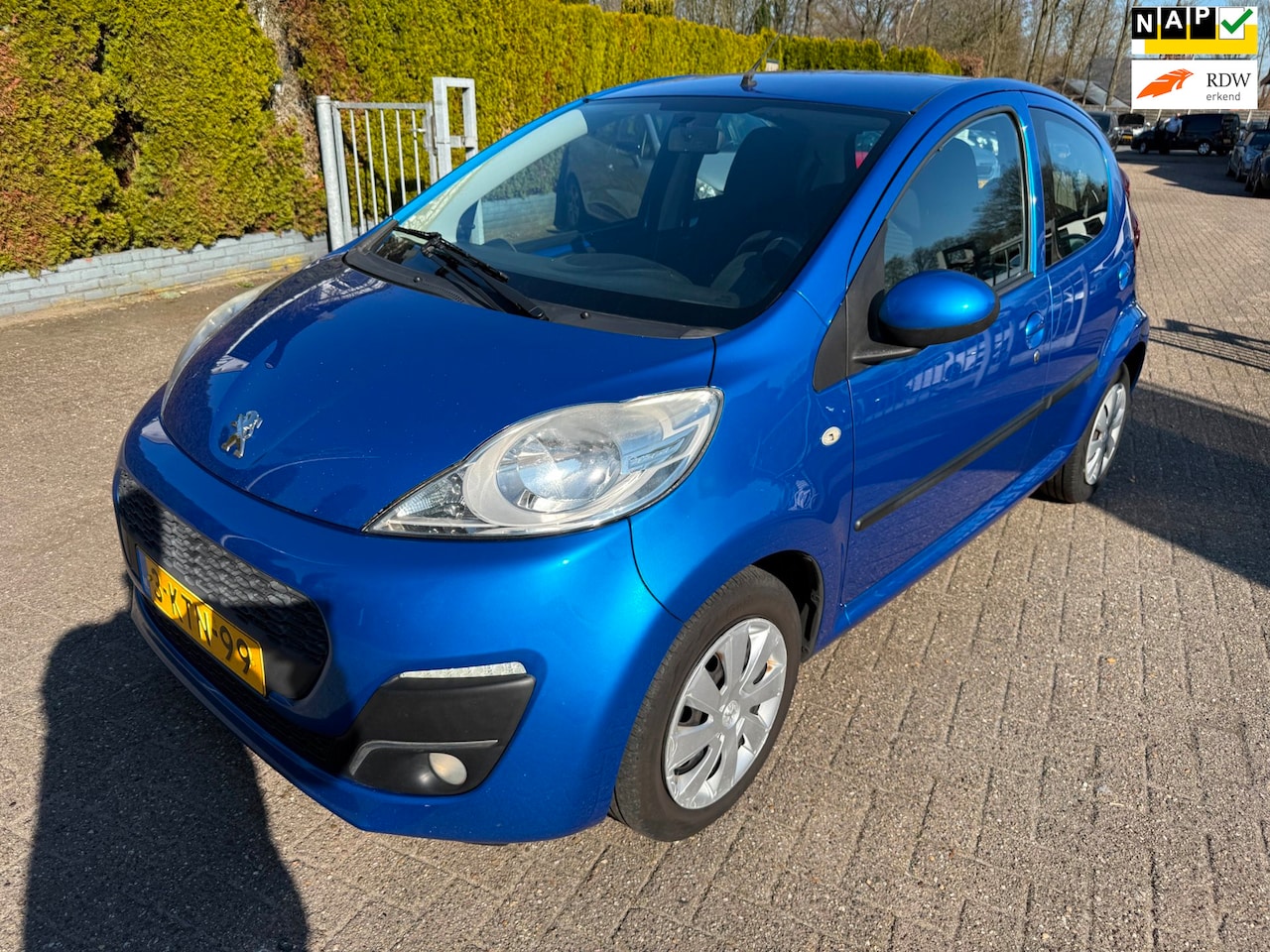 Peugeot 107 - 1.0 5-DRS Active AIRCO CENTR.VERGR. EL.RAMEN NAP DEALEROH. - AutoWereld.nl