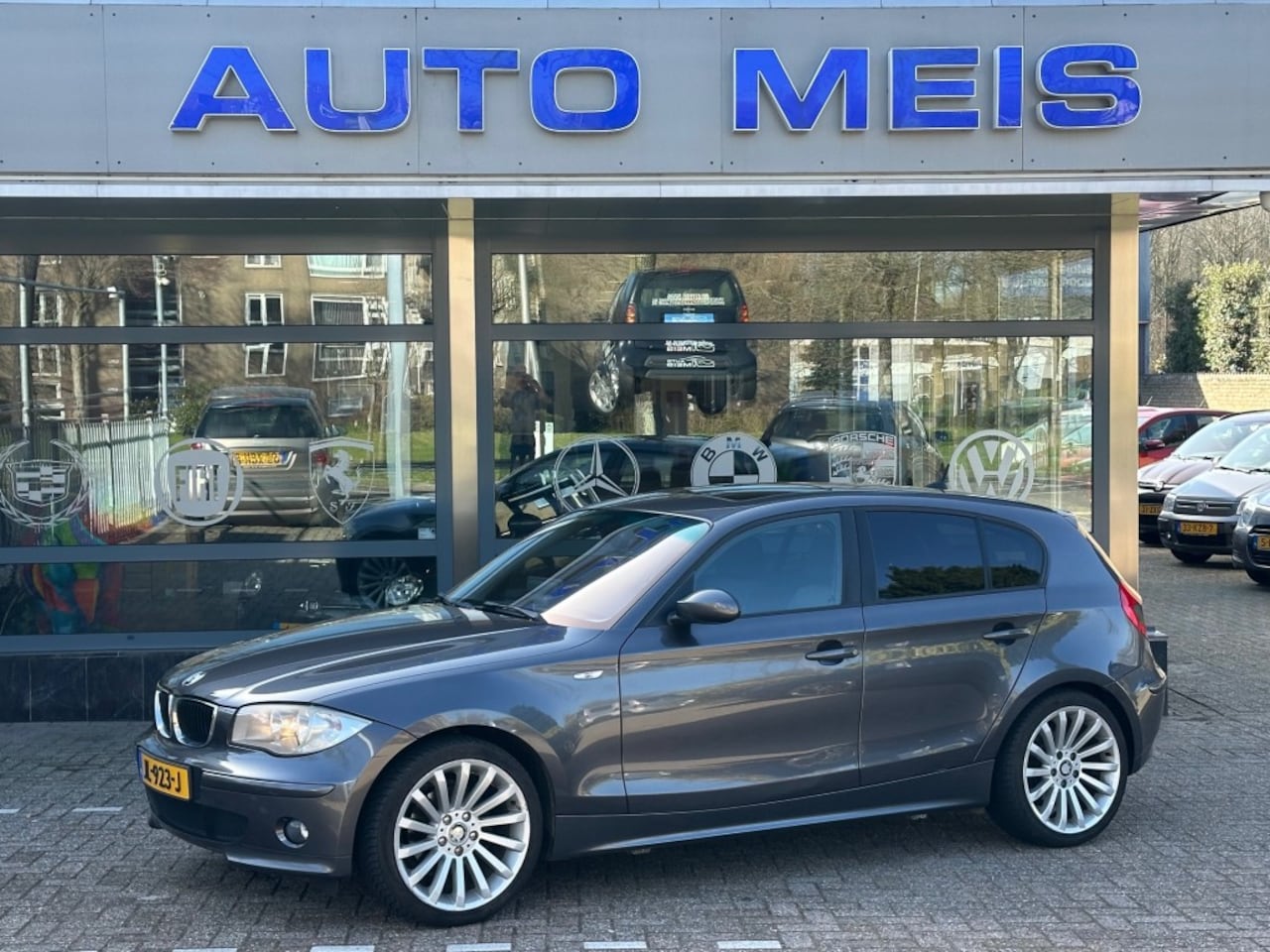 BMW 1-serie - 116I Airco Navi Telefoon Panorama Trekhaak - AutoWereld.nl
