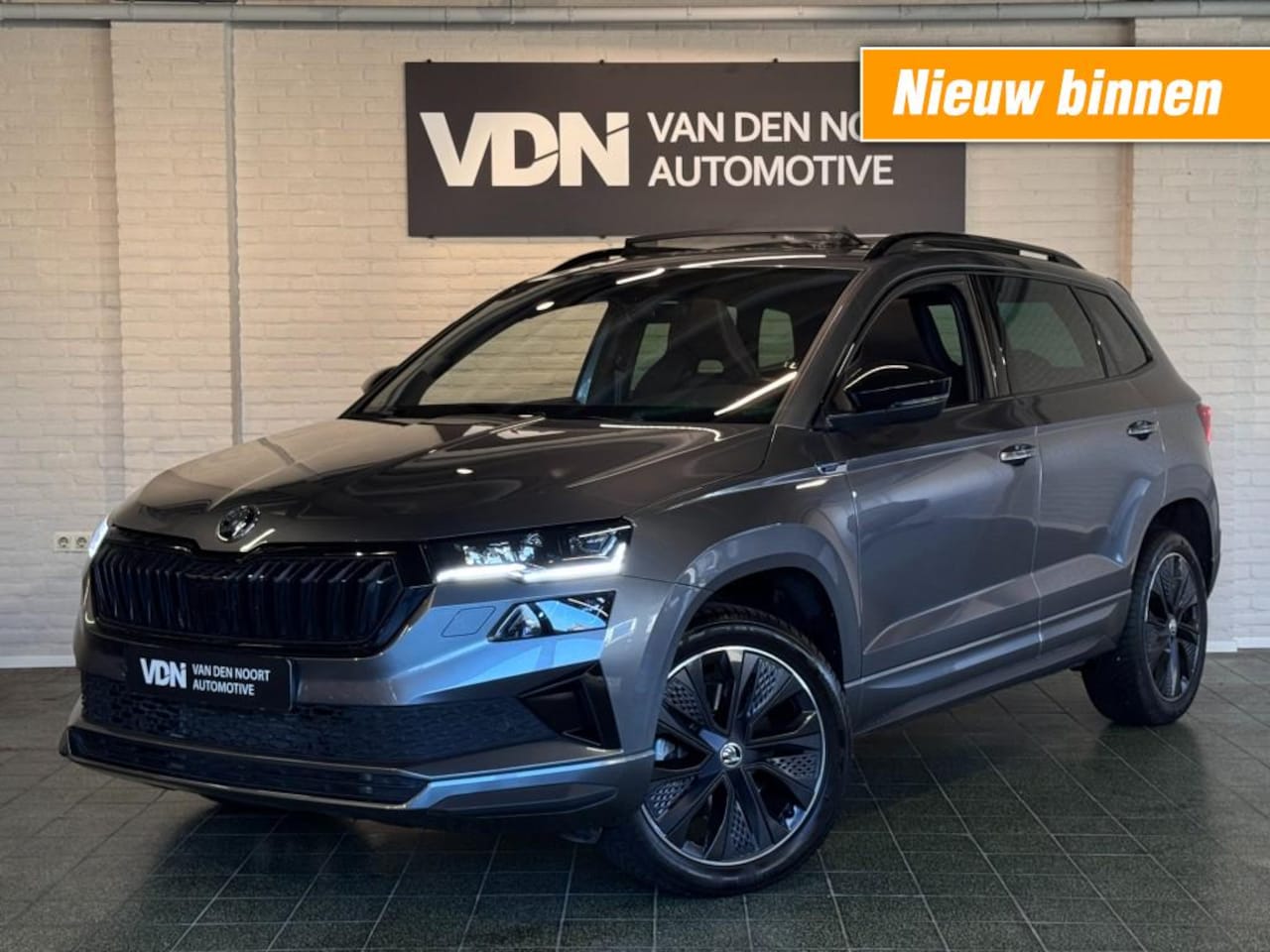 Skoda Karoq - 1.5 TSI ACT Sportline Business DSG Pano Virtual ACC Trekhaak Stoelverw 18'' - AutoWereld.nl