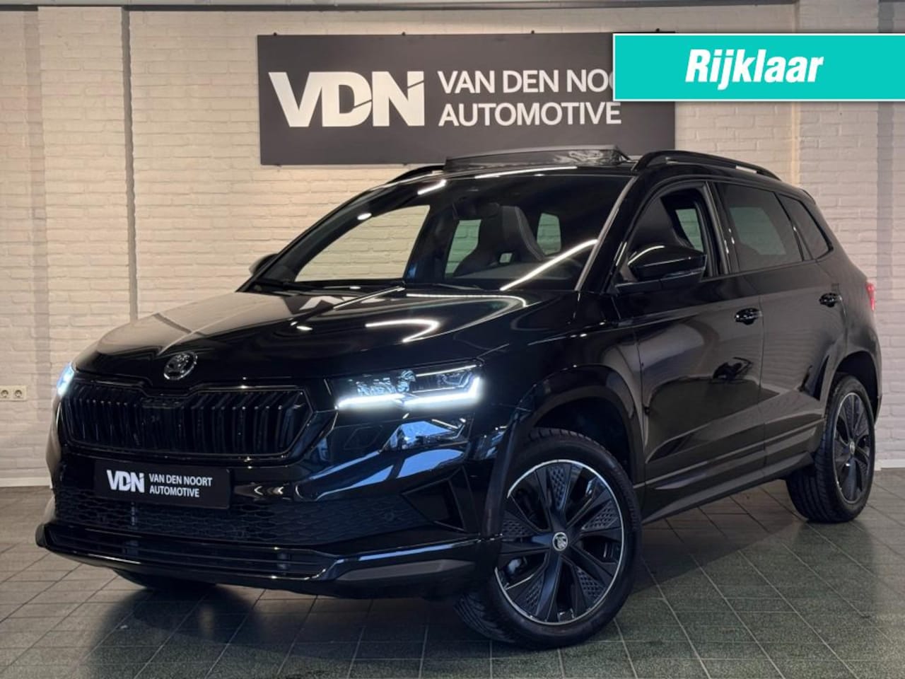 Skoda Karoq - 1.5 TSI ACT Sportline Business DSG Pano Virtual ACC Trekhaak Stoelverw 18'' - AutoWereld.nl