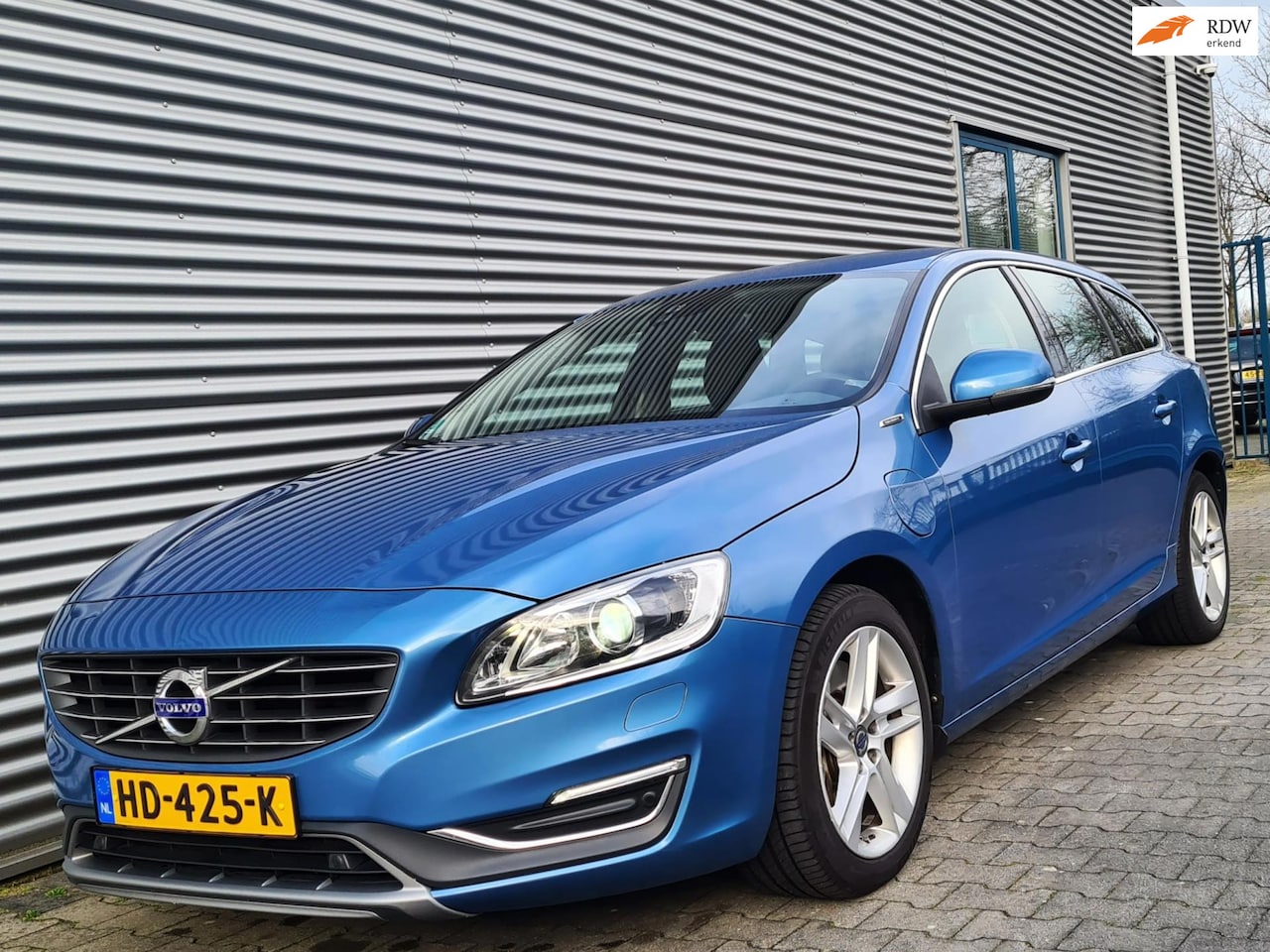 Volvo V60 - 2.4 D6 Twin Engine R-Design 08-2015 Power Blue Metallic - AutoWereld.nl