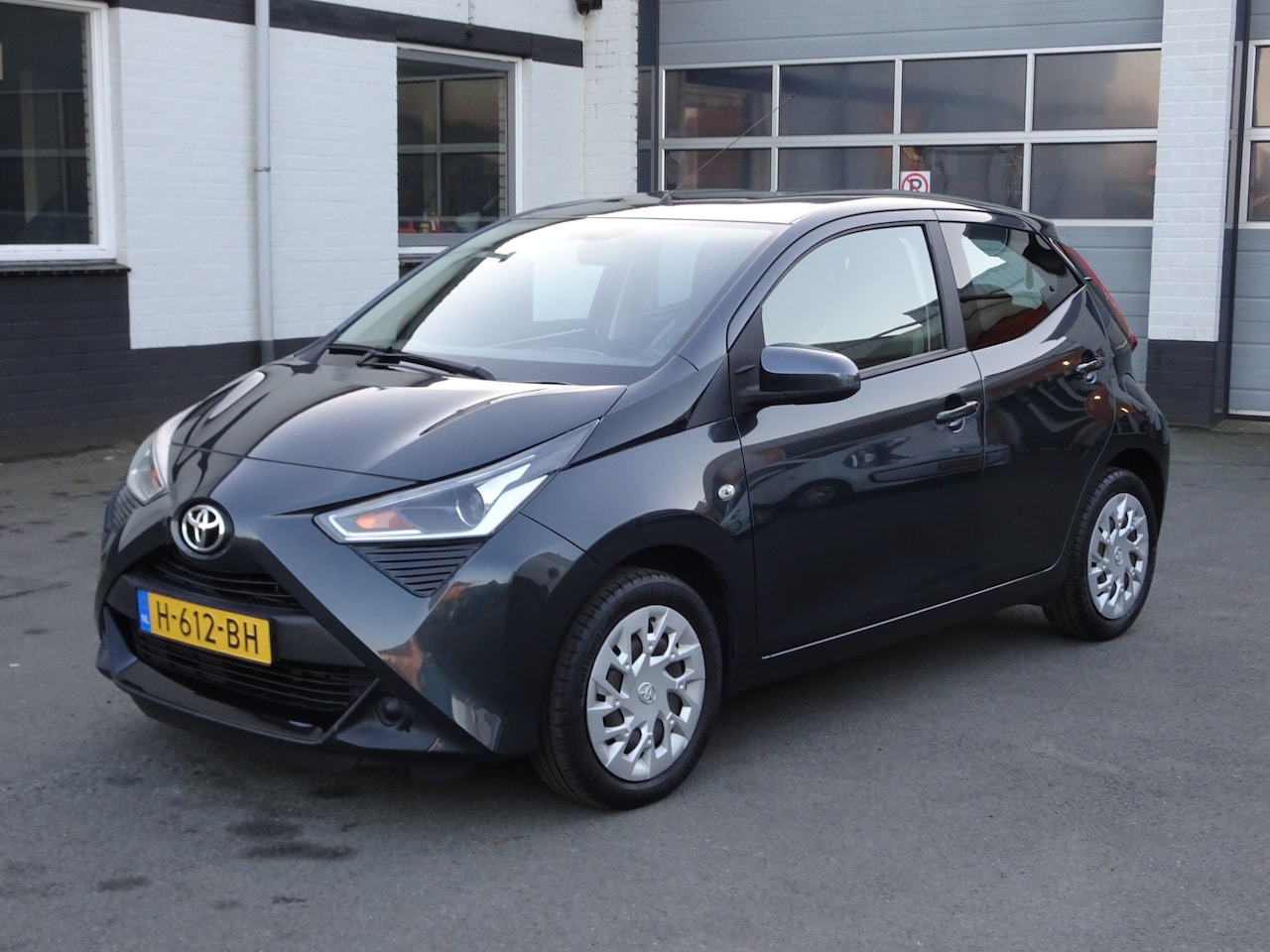 Toyota Aygo - 1.0 VVT-i x-play Airco, achteruitrij camera, elektrische ramen, centrale vergrendeling, ap - AutoWereld.nl