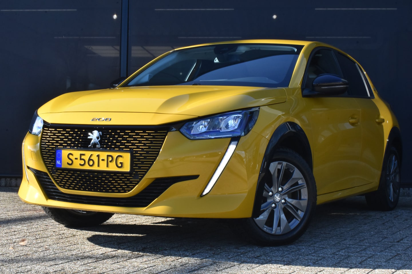 Peugeot e-208 - EV Allure 50 kWh 3 Fase 11kW | Dealeronderhouden | Navigatie by App | Achteruitrijcamera | - AutoWereld.nl