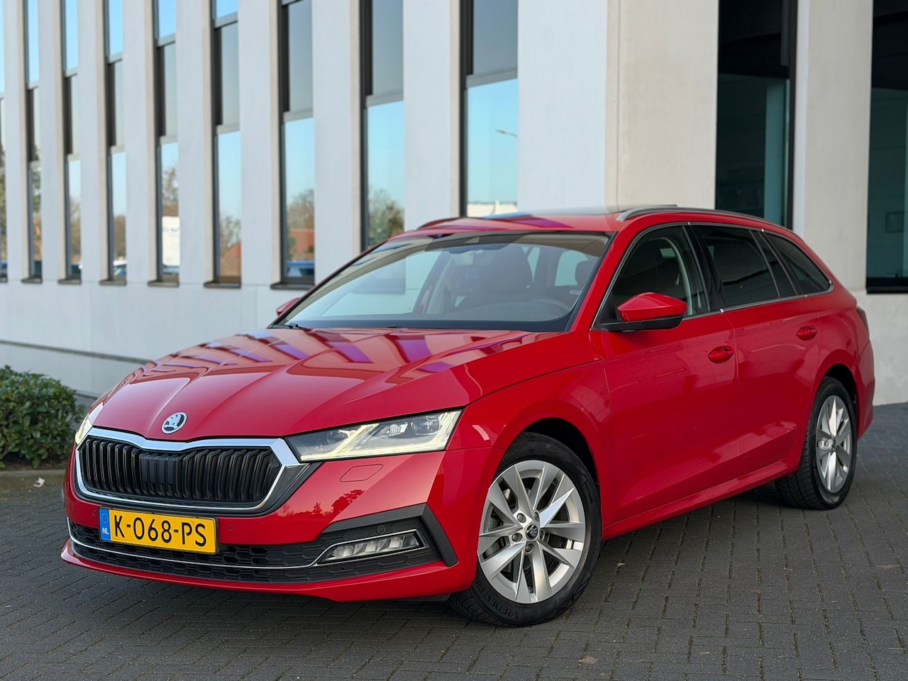 Skoda Octavia Combi - 1.0 e-TSI AUTOMAAT Business Edition Plus, panoramadak, trekhaak, stoelverwarming, 1 e eige - AutoWereld.nl