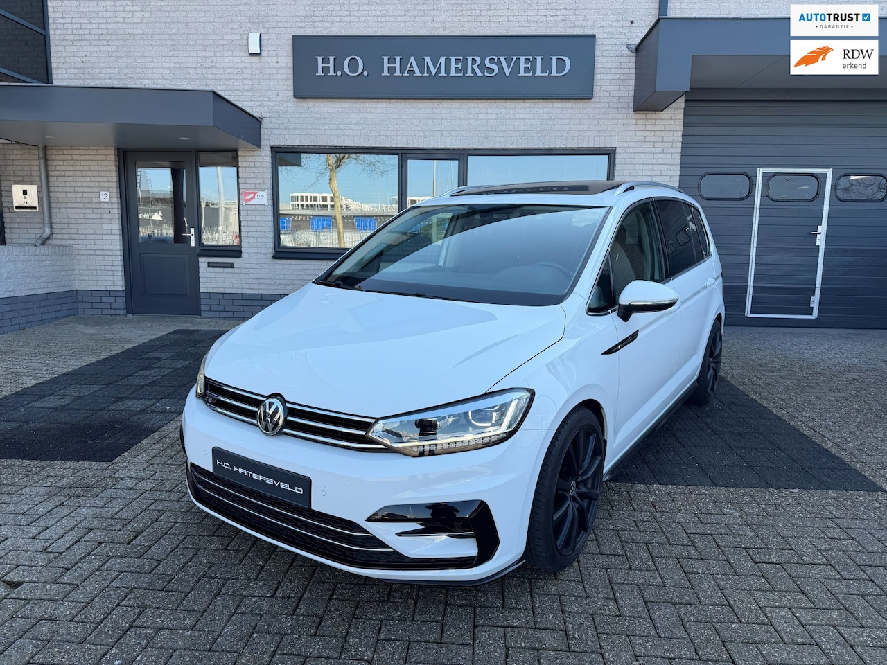 Volkswagen Touran - 1.2 TSI Highline 7p R-Line Pano - AutoWereld.nl
