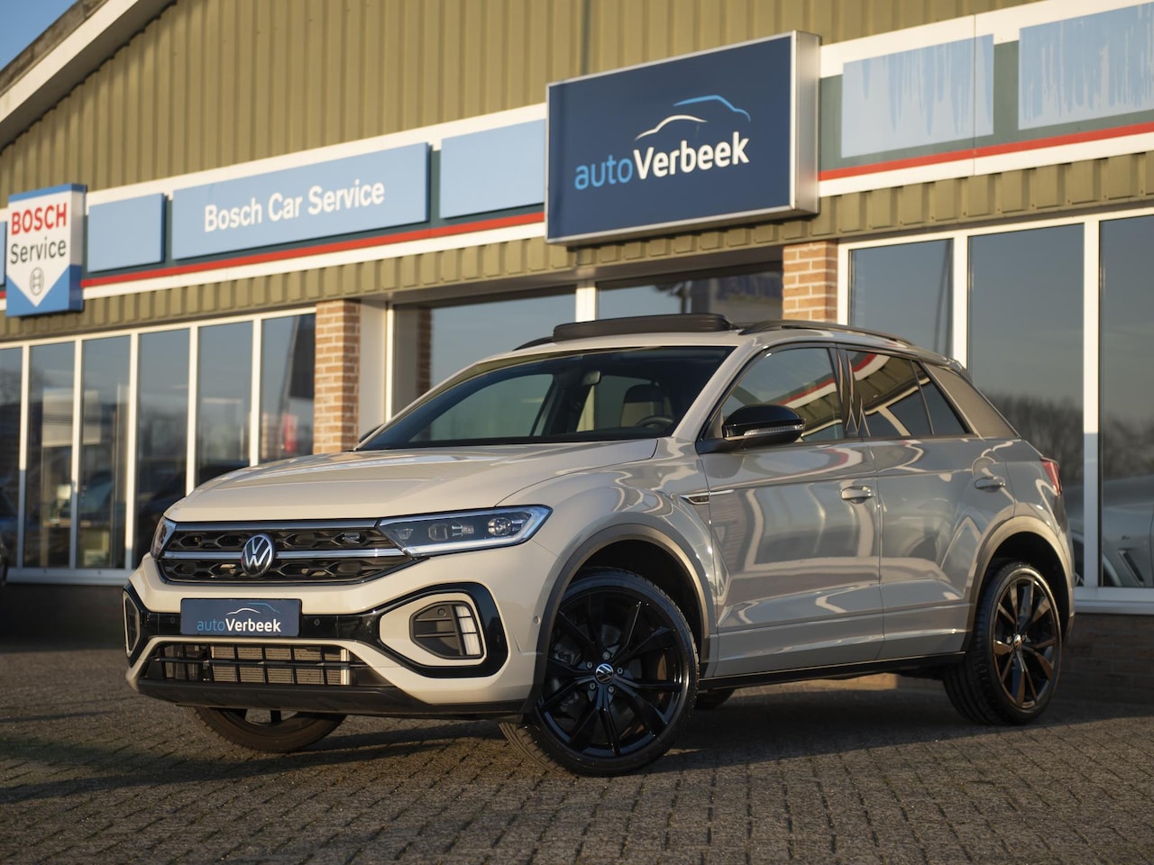Volkswagen T-Roc - 1.5 TSI R-Line Black Style Edition | Pano | Navi | App-connect | LED Plus | 19" LMV Black - AutoWereld.nl