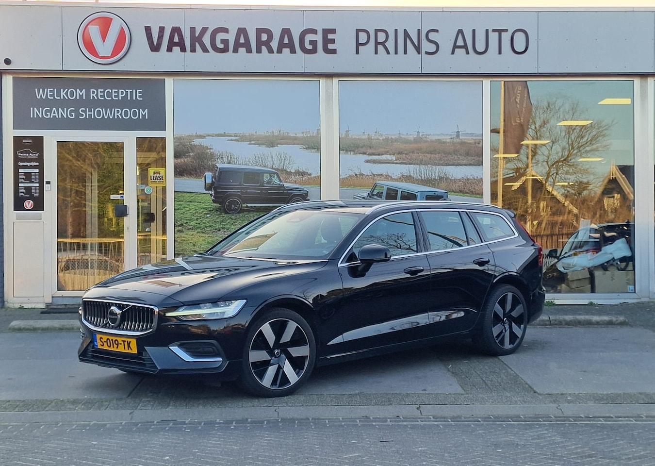 Volvo V60 - 2.0 B3 Plus Dark |PANO|CARPLAY|STOELVW.|H/K|NAVI|CRUISE| @Finn foto's vernieuwen - AutoWereld.nl