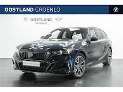 BMW 5-serie Touring - 520i M Sport Automaat / Panoramadak / Trekhaak / Adaptieve LED / Stoelventilatie / Comfort