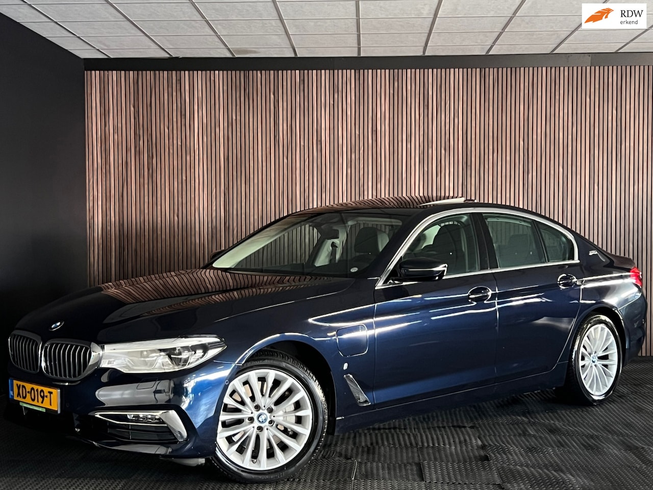 BMW 5-serie - 530e iPerformance Executive HUD/PANO/360 CAMERA/DISPLAYK SLEUTEL/VOL ONDERHOUD/COMFORT STO - AutoWereld.nl
