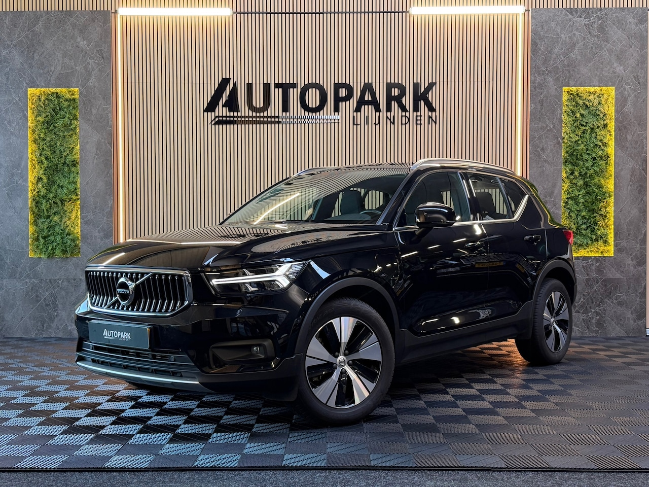 Volvo XC40 - 1.5 T4 Recharge | Trekhaak| Dodehoek |ACC | Carplay | Elektrische kofferklep| Camera achte - AutoWereld.nl