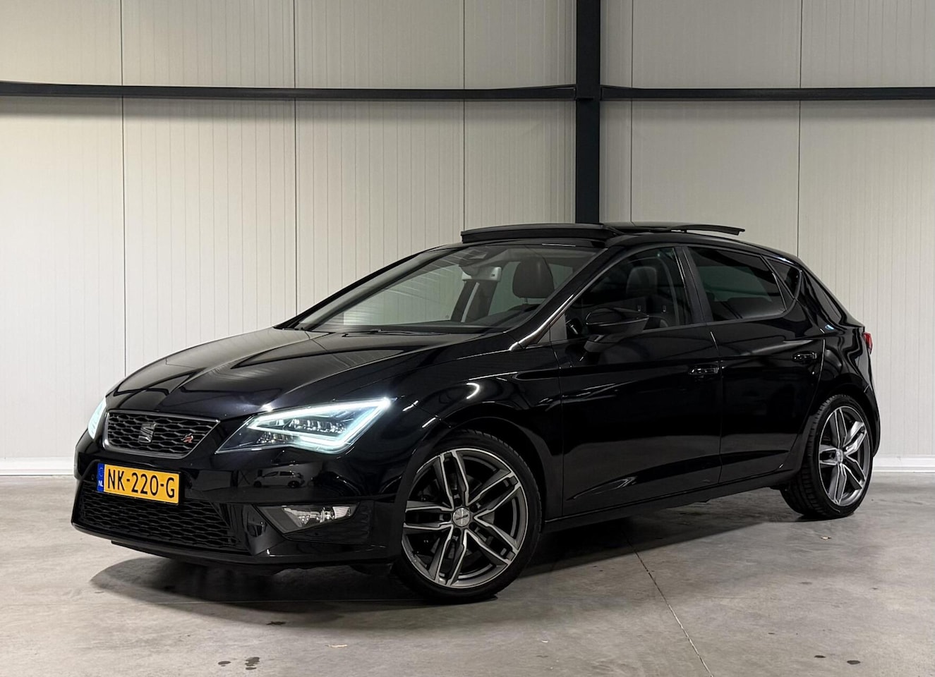 SEAT Leon - 1.8 TSI FR 180PK Pano Stoelverwarming Sfeer Cruise - AutoWereld.nl