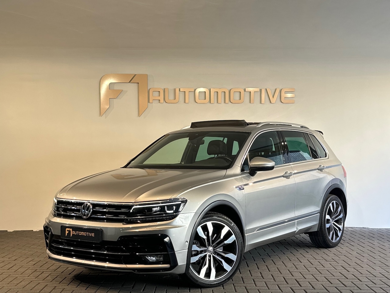 Volkswagen Tiguan - 2.0 TSI 4M Highline R Line Pano|Trekhaak - AutoWereld.nl