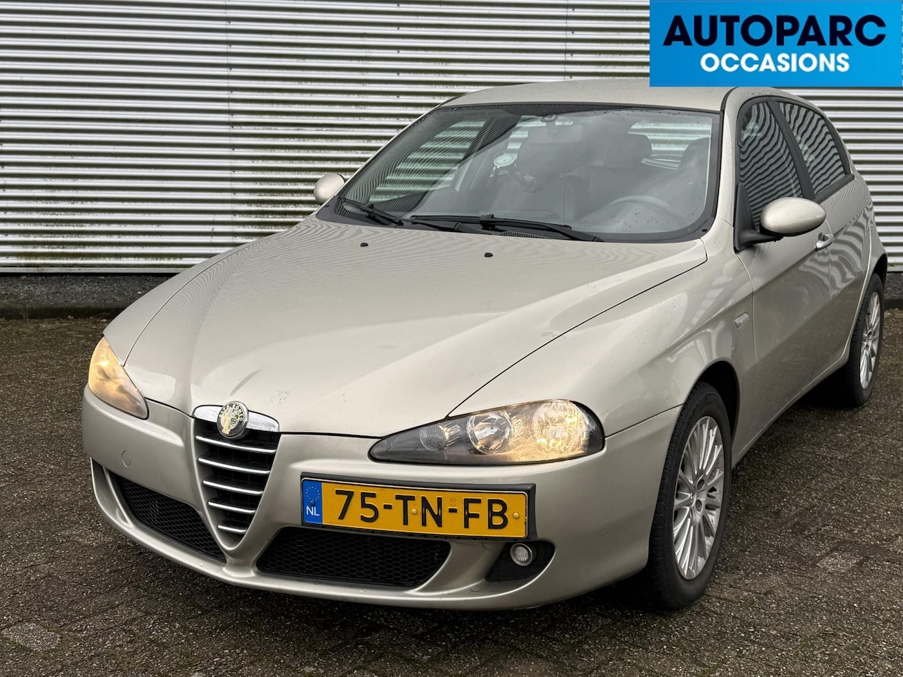 Alfa Romeo 147 - 1.6 T.Spark Veloce Collezione 1.6 T.Spark Veloce Collezione , LEDER, 125.977 KM N.A.P., AIRCO, CRUISE CONTROLE, TREKHAAK - AutoWereld.nl