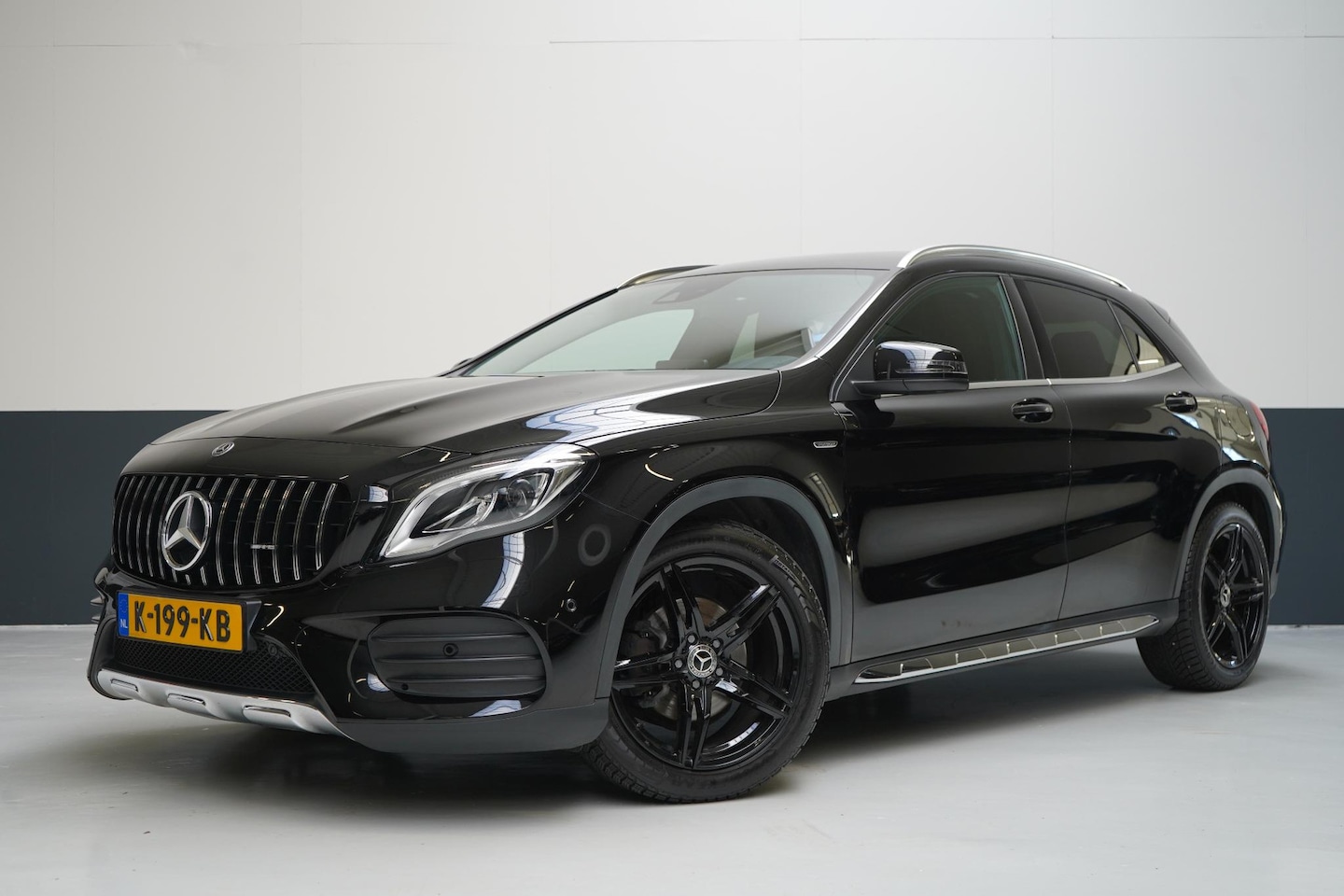 Mercedes-Benz GLA-Klasse - 200 Premium Plus AMG pakket | Leder | Sportstoelen | Camera | Navigatie | Unieke km-stand - AutoWereld.nl