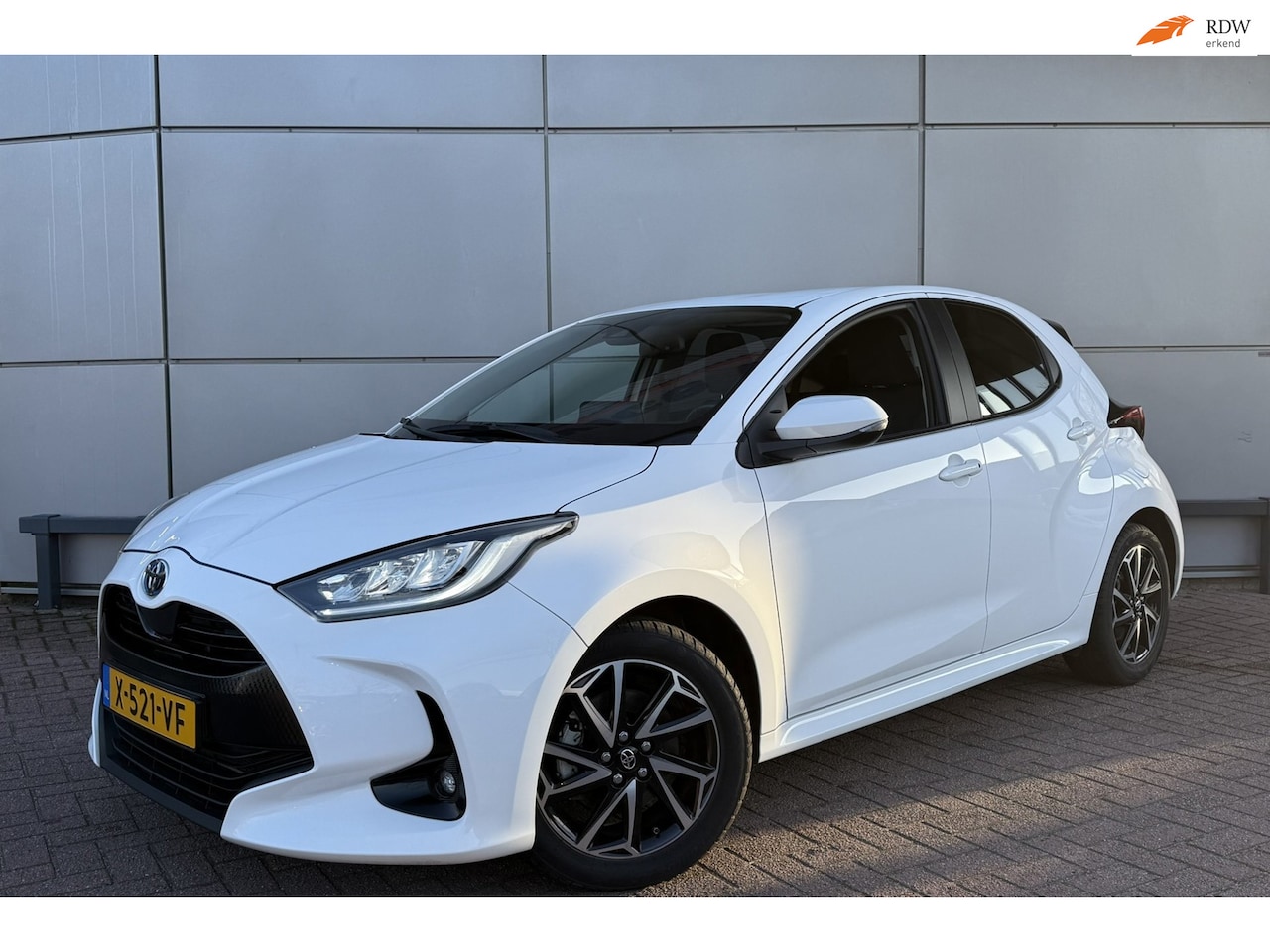Toyota Yaris - 1.5 Hybrid Dynamic / Led / Carplay / Camera / Stoelverwarming - AutoWereld.nl