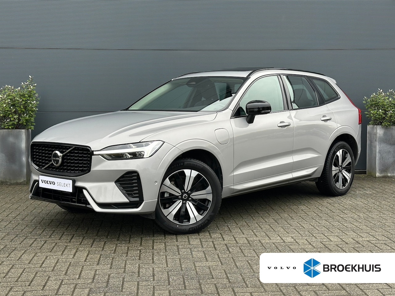 Volvo XC60 - 2.0 T6 Plug-in hybrid AWD Plus Dark | Panoramadak | 360 Camera | Trekhaak | BLIS | Stuurve - AutoWereld.nl