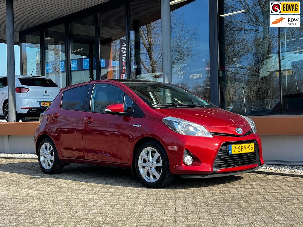 Toyota Yaris - 1.5 Full Hybrid Dynamic / Panoramadak | Keyless Entry | Achteruitrijcamera - AutoWereld.nl