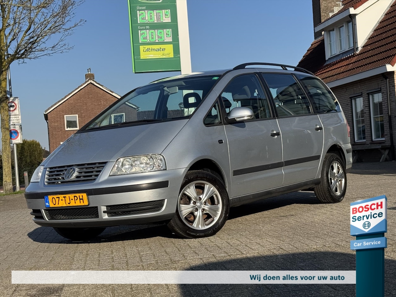 Volkswagen Sharan - 2.0 Trendline / 1E Eigenaar / 7 Persoons / Trekhaak / Cruise / Navi / Clima / Lichtemetaal - AutoWereld.nl