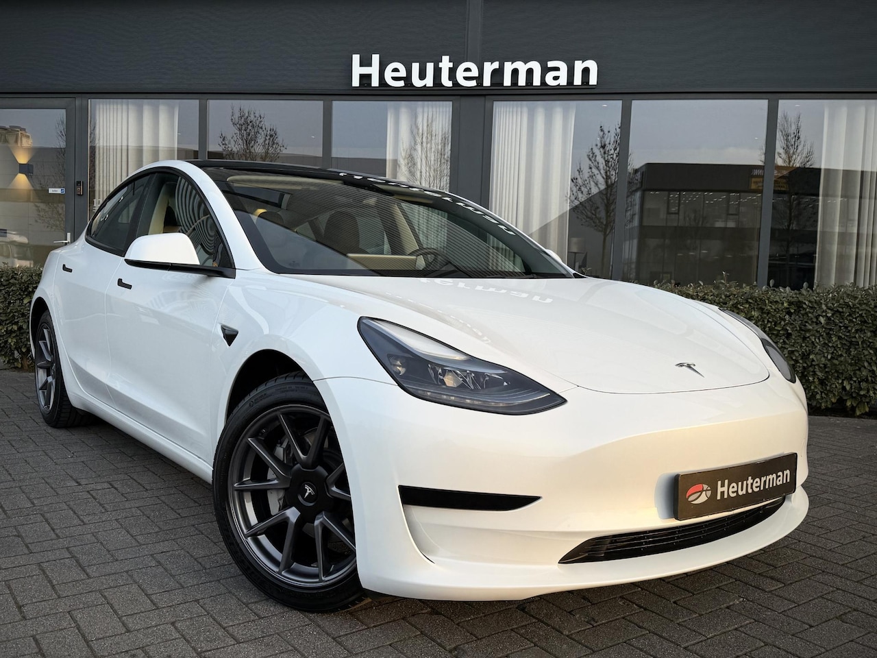 Tesla Model 3 - Standard RWD Plus/ Panodak/ Trekhaak/ SOH 96% - AutoWereld.nl